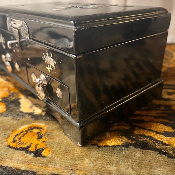 Beautiful Asian Black Laquer & Mother of Pearl Jewelry Box w/ Cherry Blossoms - Picture 14 of 16